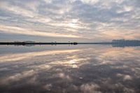 Coucher de soleil hivernal sur la réflexion de l'eau