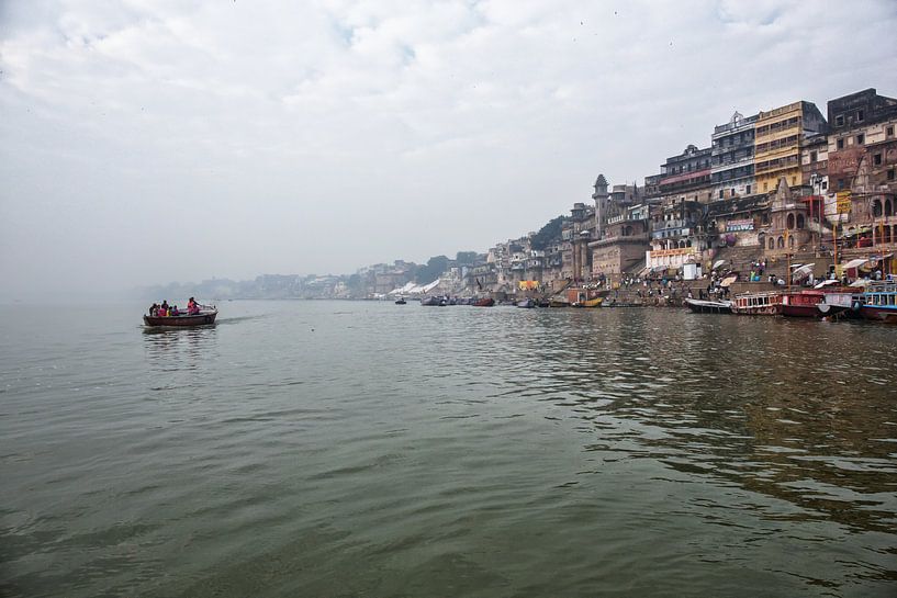 Touristen genießen eine Bootsfahrt auf dem heiligen Fluss Ganges Varanasi, Indien. von Tjeerd Kruse