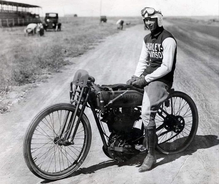 HD-Rennfahrer im Land von harley davidson