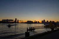 Photographie de soirée dans une ville de Rotterdam