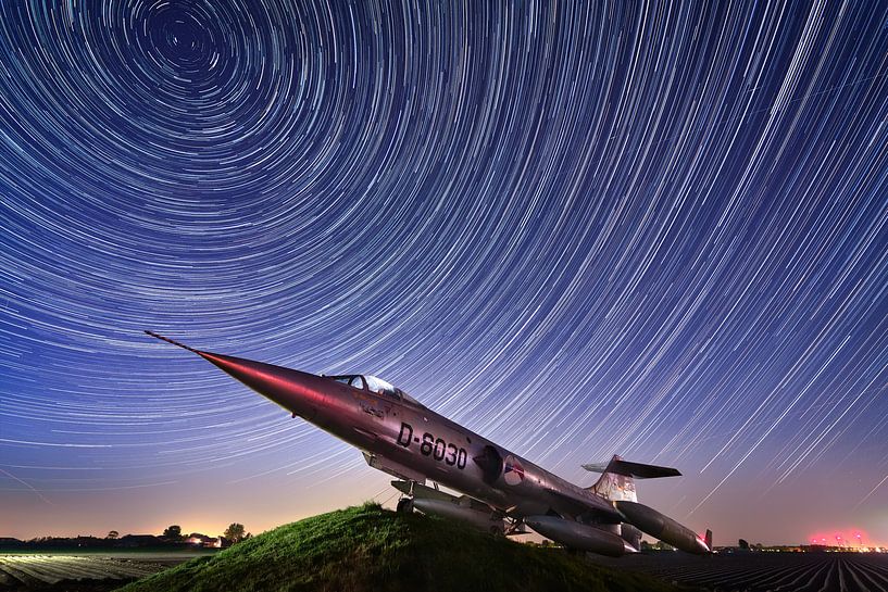 Sternspuren über Flugzeug von Roy Poots