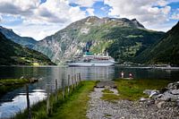 Kreuzfahrtschiff am Geiranger Fjord