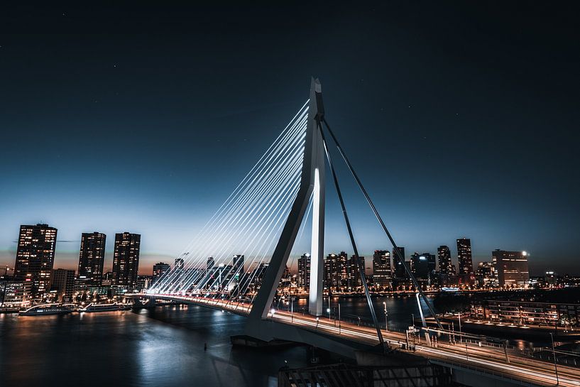 Blauwe Erasmusbrug in de nacht, rotterdam van vedar cvetanovic