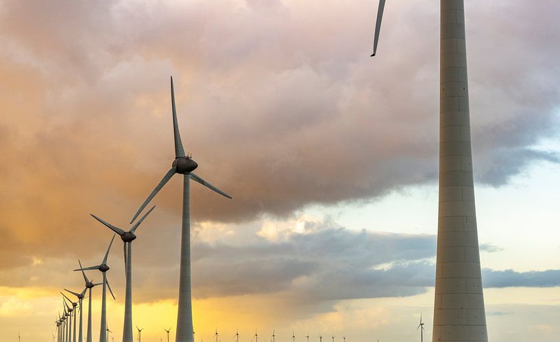 Windkraftanlagen in einem Windpark bei Sonnenuntergang von Sjoerd van der Wal Fotografie
