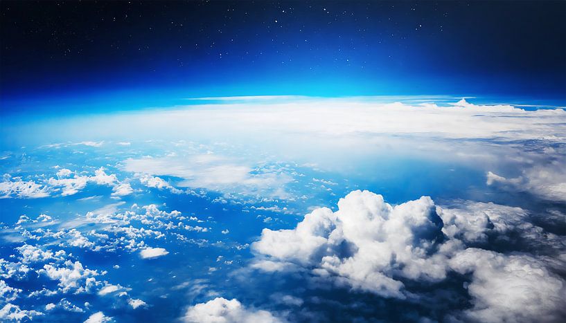 Nuages au-dessus de la terre de l'espace par Mustafa Kurnaz