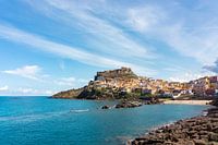 Blick auf die schöne Stadt Castelsardo auf Sardinien (horizontal)