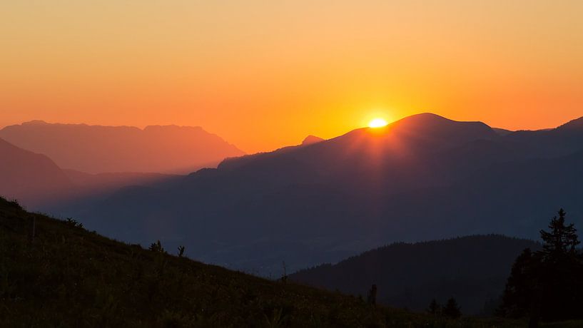 Coucher de soleil derrière les montagnes par Coen Weesjes