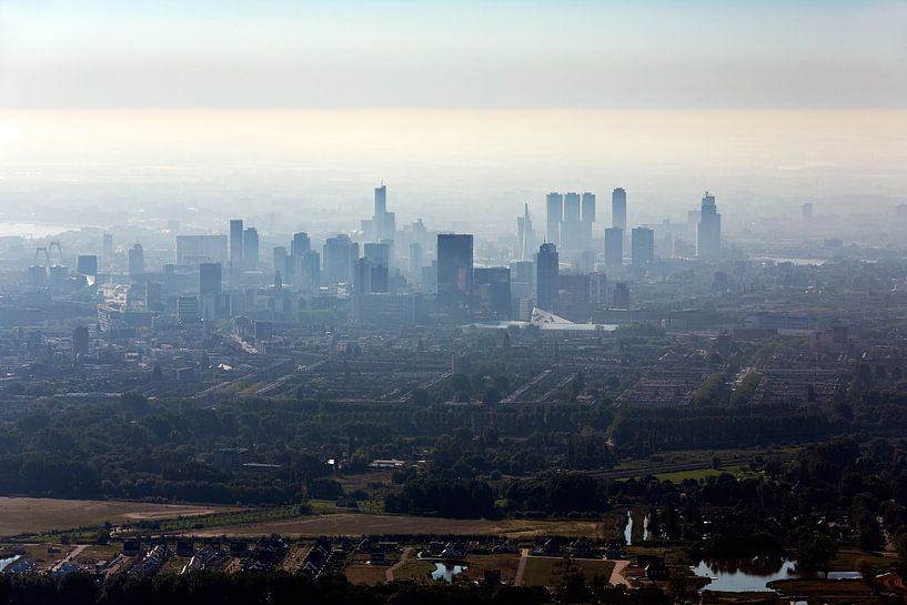 Luftaufnahme des Stadtzentrums von Rotterdam bei Sonnenaufgang von Anton de Zeeuw