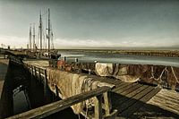 Hindeloopen in Friesland in den Niederlanden. Hafen, Fischernetze und Fischerboot mit Blick auf das IJsselmeer.
