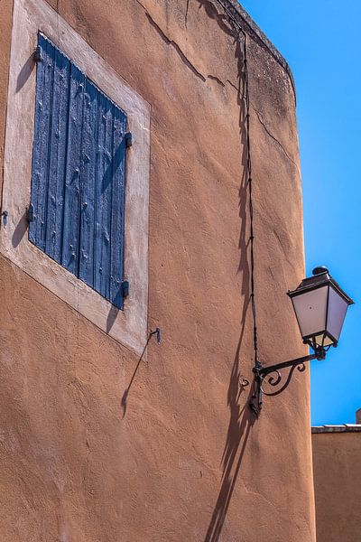 Haus mit blauem Fenster in Roussillon, Provence, Frankreich von Christian Müringer
