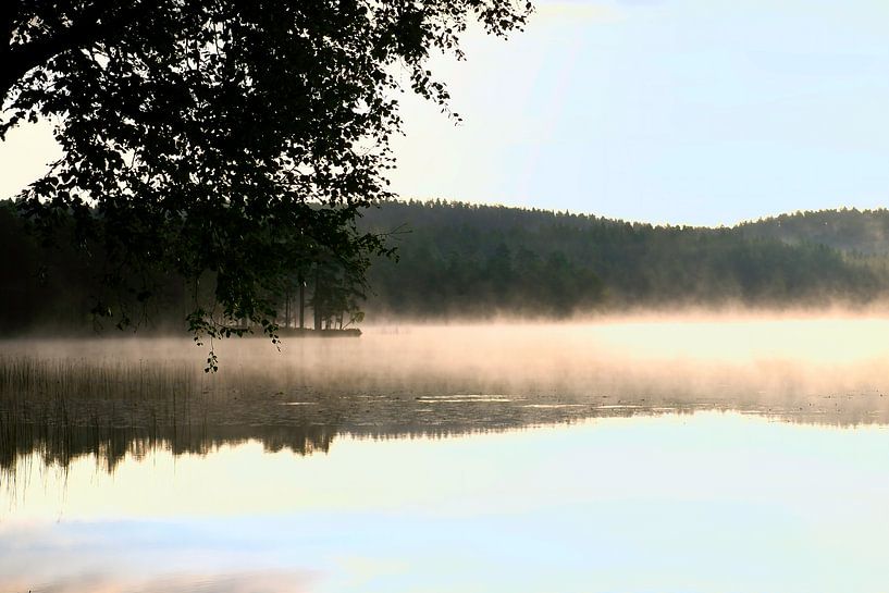 Sonnenaufgang mit Nebelbildung über einem See in Schweden, in der Morgendämmerung von Martin Köbsch
