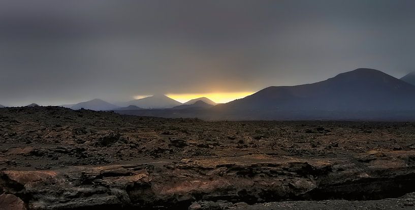 Erstes Licht in Timanfaya von Maickel Dedeken