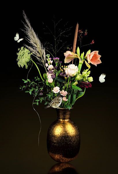 Stillleben rosa Blumen in goldener Vase von By Marjolein Design