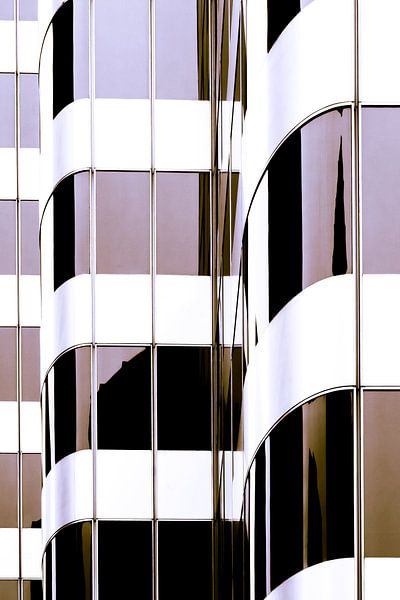 Architecture minimaliste avec des lignes épurées et des reflets par Photography art by Sacha