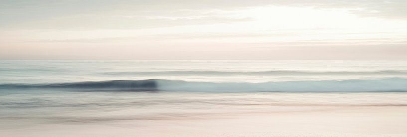 Sanfte Wellen im Morgenlicht von Poster Art Shop