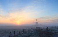 Mistige zonsopkomst bij molen Koningslaagte