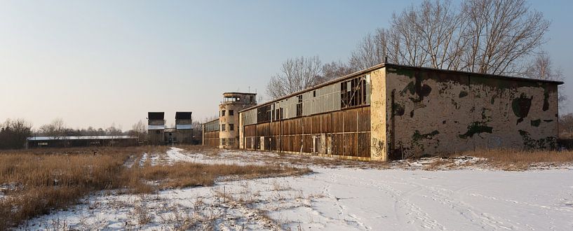 Alter Flugkontrollturm, Hangars und historischer Motorenprüfstand Panorama im Schnee - Lost Place Alter Flugplatz Rangsdorf von Frank Herrmann