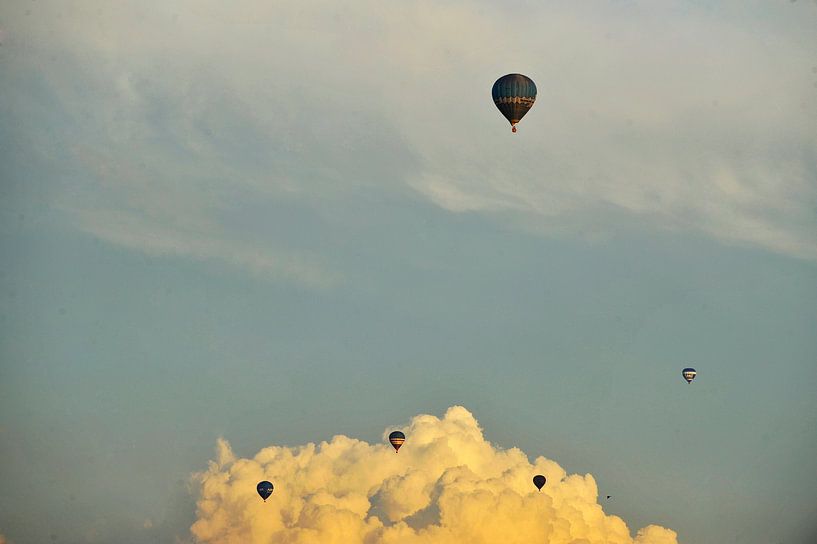 Five hot air balloons by Blond Beeld