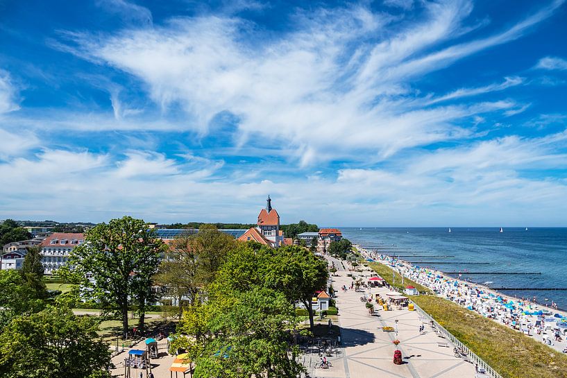 Blick auf die Stadt Kühlungsborn mit Strand und Ostsee von Rico Ködder