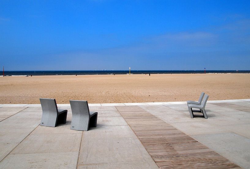 Four empty chairs (Scheveningen) by Jon Houkes