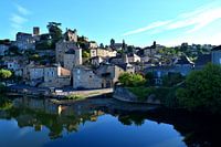 Vue de Puy l'Eveque, reflet dans l'eau