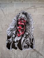 Straßenkunst - Frau mit rotem Taschentuch