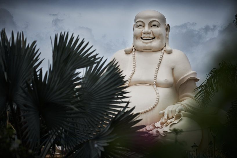 Fröhlicher Riesenbuddha in Vietnam von Karel Ham