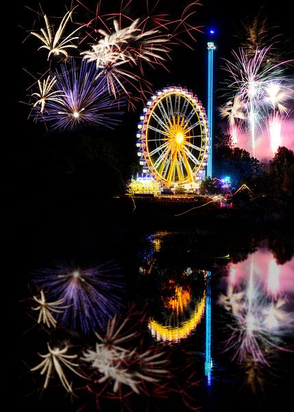 Feuerwerk über einem Volksfest von ManfredFotos