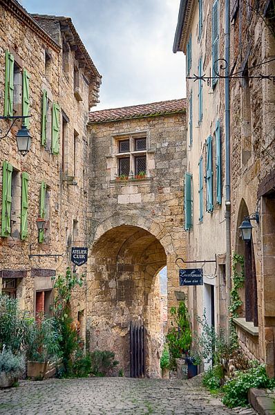 Eine Straße in Cordes-sur-Ciel von Christa Krus