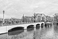 Zijaanzicht  van de Magere Brug in Amsterdam.