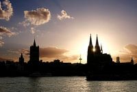 Coucher de soleil entre les tours de la cathédrale de Cologne
