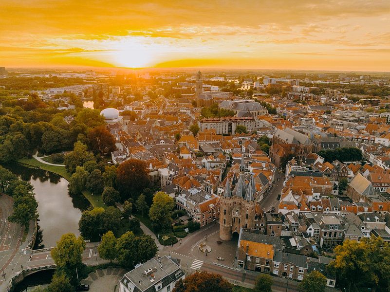 La vieille porte de Sassenpoort à Zwolle pendant le coucher du soleil en été par Sjoerd van der Wal Photographie