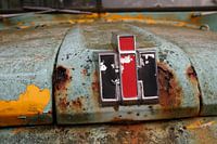 alter amerikanischer International Loadstar Schulbus in grün-gelb und mit viel Rost.