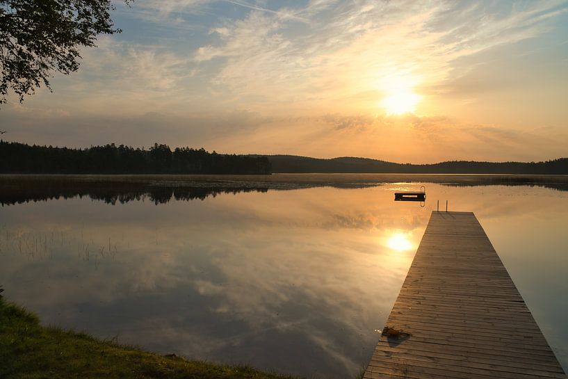 Passerelle, vers le lever du soleil, qui s'étend dans un lac suédois par Martin Köbsch