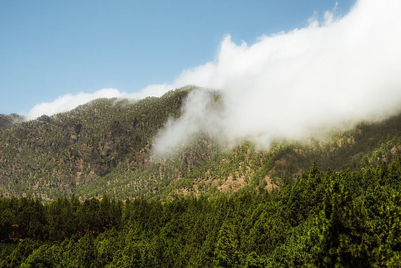 Mystische Wolken über den Bergen – Naturkulisse La Palma von NZME Photography