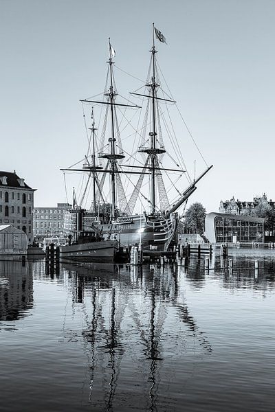 Schiff Amsterdam im Schifffahrtsmuseum von Amsterdam - S/W von Werner Dieterich