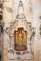Goldener Buddha in Nische