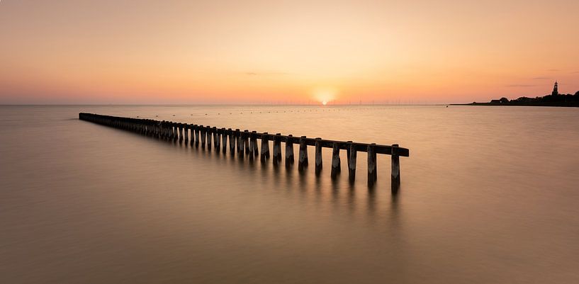 Pfahlreihe auf Hindeloopen bei Sonnenuntergang von KB Design & Photography (Karen Brouwer)