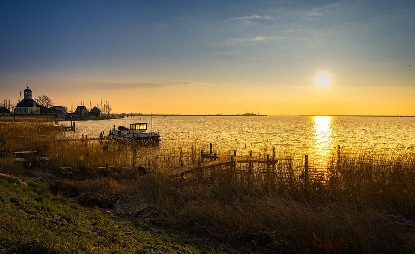Blick auf den Durgerdamm bei Sonnenaufgang im Februar von peterheinspictures