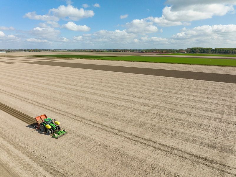 Traktor beim Pflanzen von Pflanzkartoffeln auf einem Feld im Frühling von Sjoerd van der Wal Fotografie