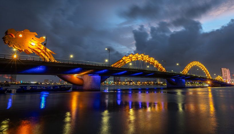Le pont du Dragon, magnifiquement éclairé, à Da Nang, au Viêt Nam. par Claudio Duarte