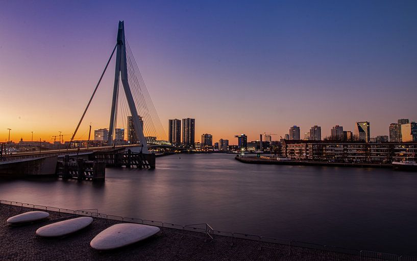 Erasmusbrug tijdens het blauwe uurtje net na zonsondergang van Arthur Scheltes