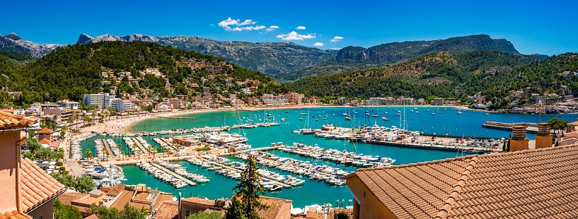 Jachthafen und Strand an der Bucht von Port de Soller auf Mallorca, Panoramablick aus der Vogelpersp von Alex Winter