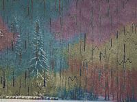 Bäume im Winter vor einem geometrischen bunten Hintergrund