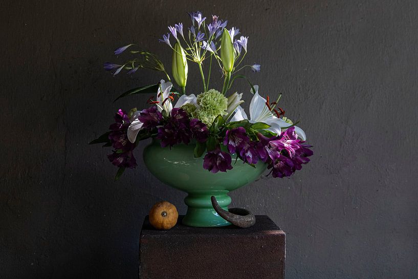 Still life of purple and white flowers by Affect Fotografie