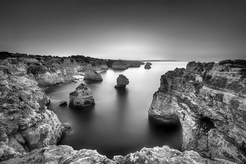 Kustlandschap aan de Algarve in Portugal. Zwart-wit beeld. van Manfred Voss, Zwart-Wit Fotografie