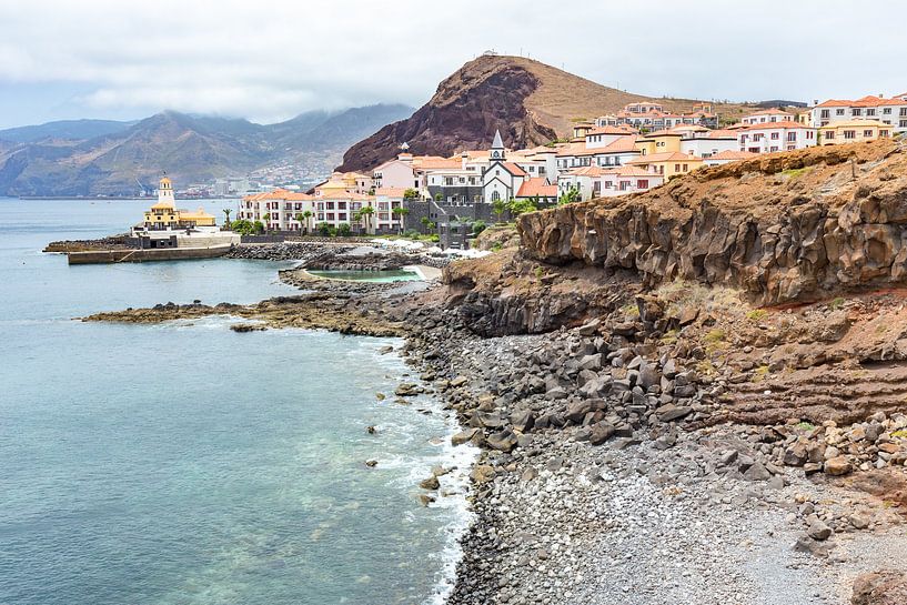 Kust in Madeira Portugal met dorp zee strand en bergen. par Ben Schonewille