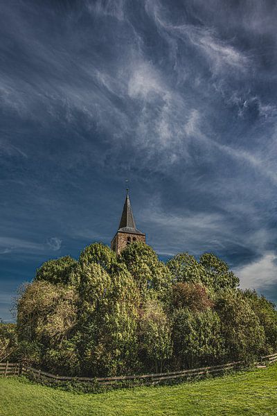 Die kleine Kirche von Tsjerkebuorren an einem schönen Spätsommertag von Harrie Muis