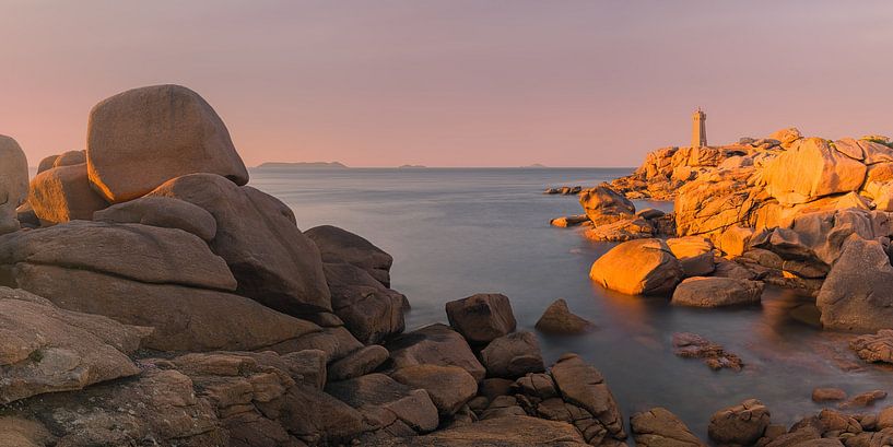 Panorama und Sonnenuntergang am Leuchtturm von Mean Ruz, Bretagne, Frankreich von Henk Meijer Photography
