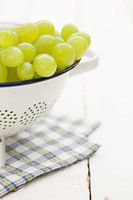 Weiße Trauben in einem Sieb